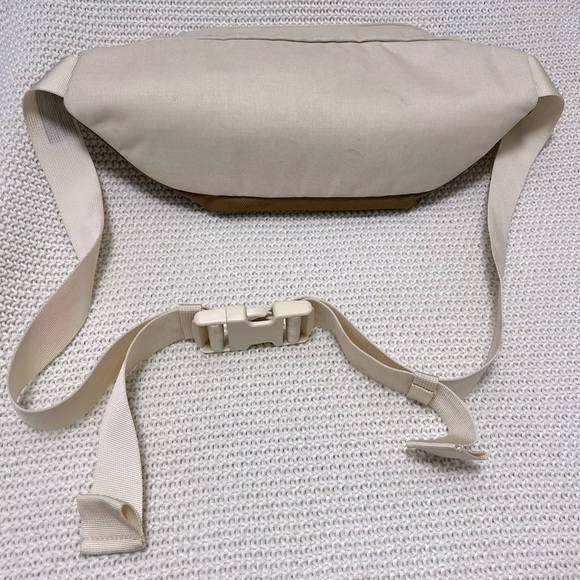 The North Face Belt Bag Versatile and Durable - Picture 6 of 14